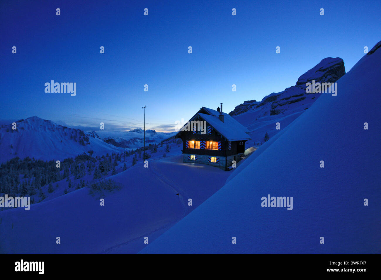 Schweiz Europa Riemenstalden Tal Lidernen Hütte Kanton Schwyz Kanton Uri Winter tiefverschneit in Schneehang Mo Stockfoto