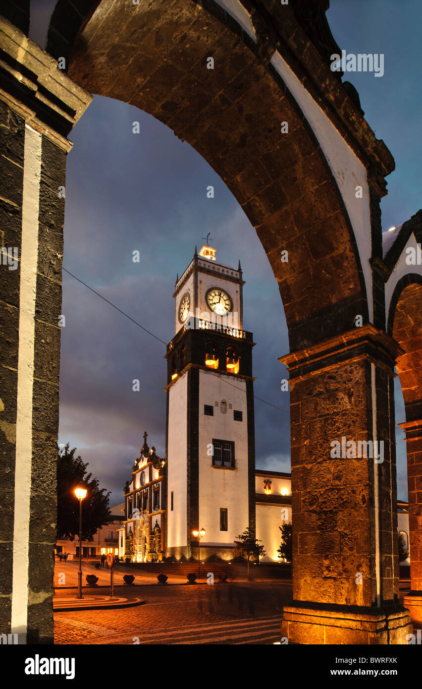 Portas da Cidade und Igreja Matriz in Ponta Delgada, Insel Sao Miguel Stockfoto