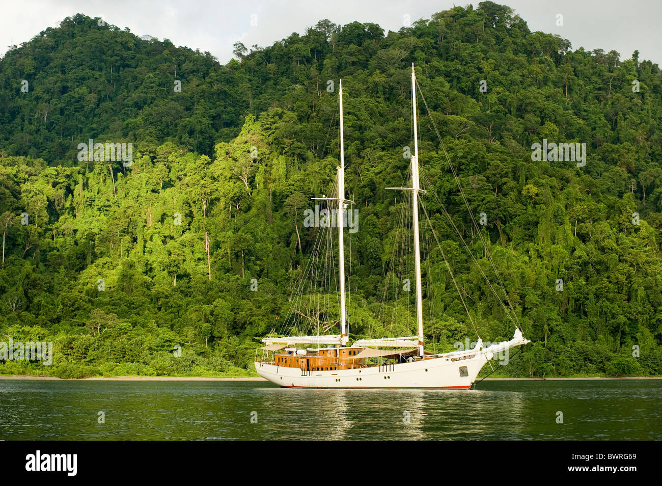 Malerische Aussicht des Korallendreiecks Insel und ein Segelboot, Raja Ampat, Indonesien Stockfoto