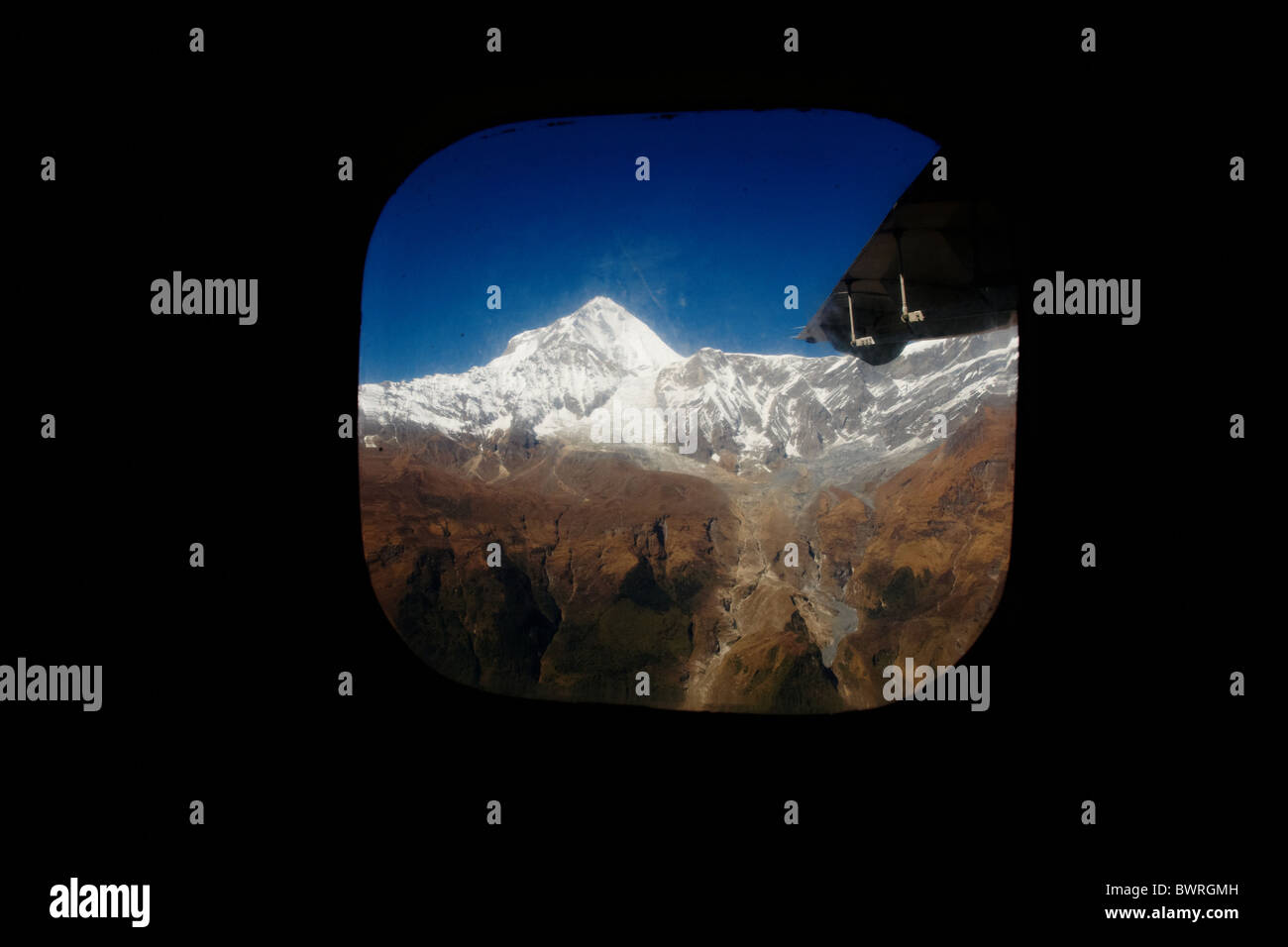 Himalaya durch das Fenster eines Flugzeug fliegen von Pokhara nach Jomosom, Nepal auf Samstag, 31. Oktober 2009 zu sehen. Stockfoto