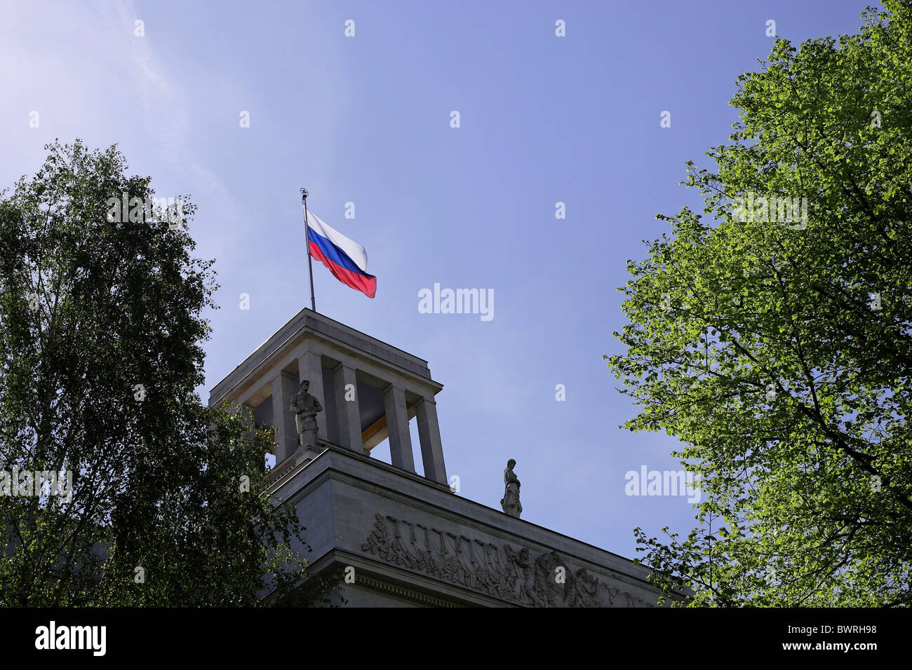 Flagge auf der russischen Botschaft Berlin Deutschland Stockfoto