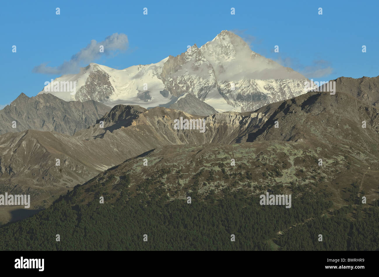 Das Weißhorn (Mitte) und das Bishorn (links) mit der Route bis deutlich sichtbar im südlichen Schweizer Alpen oberhalb von Zermatt, Stockfoto