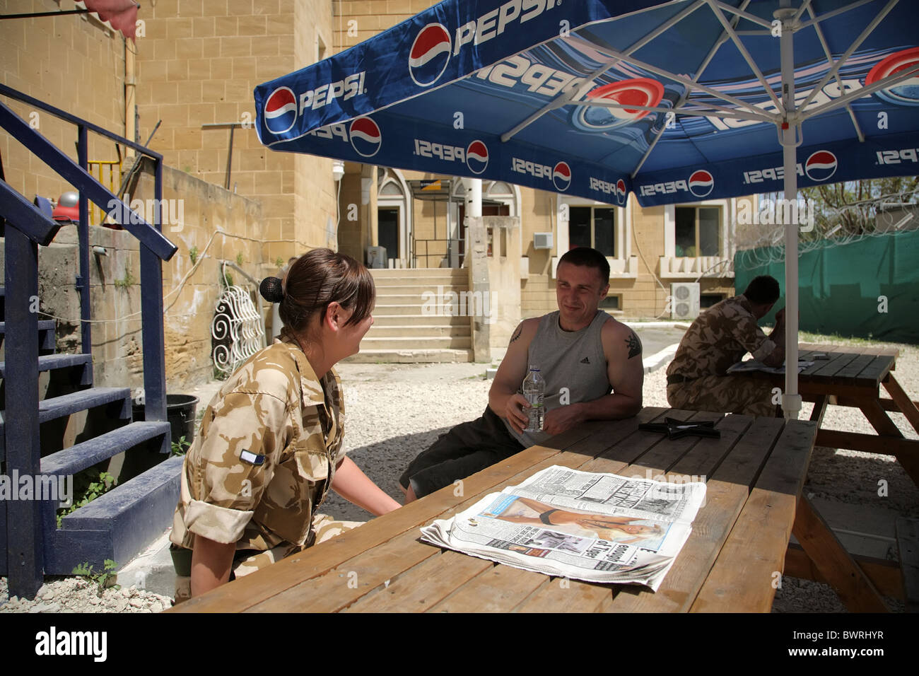 Britische UN-Soldaten vor dem Hauptsitz der UNO schützende Kräfte UNFICYP, Nicosia, Zypern Stockfoto