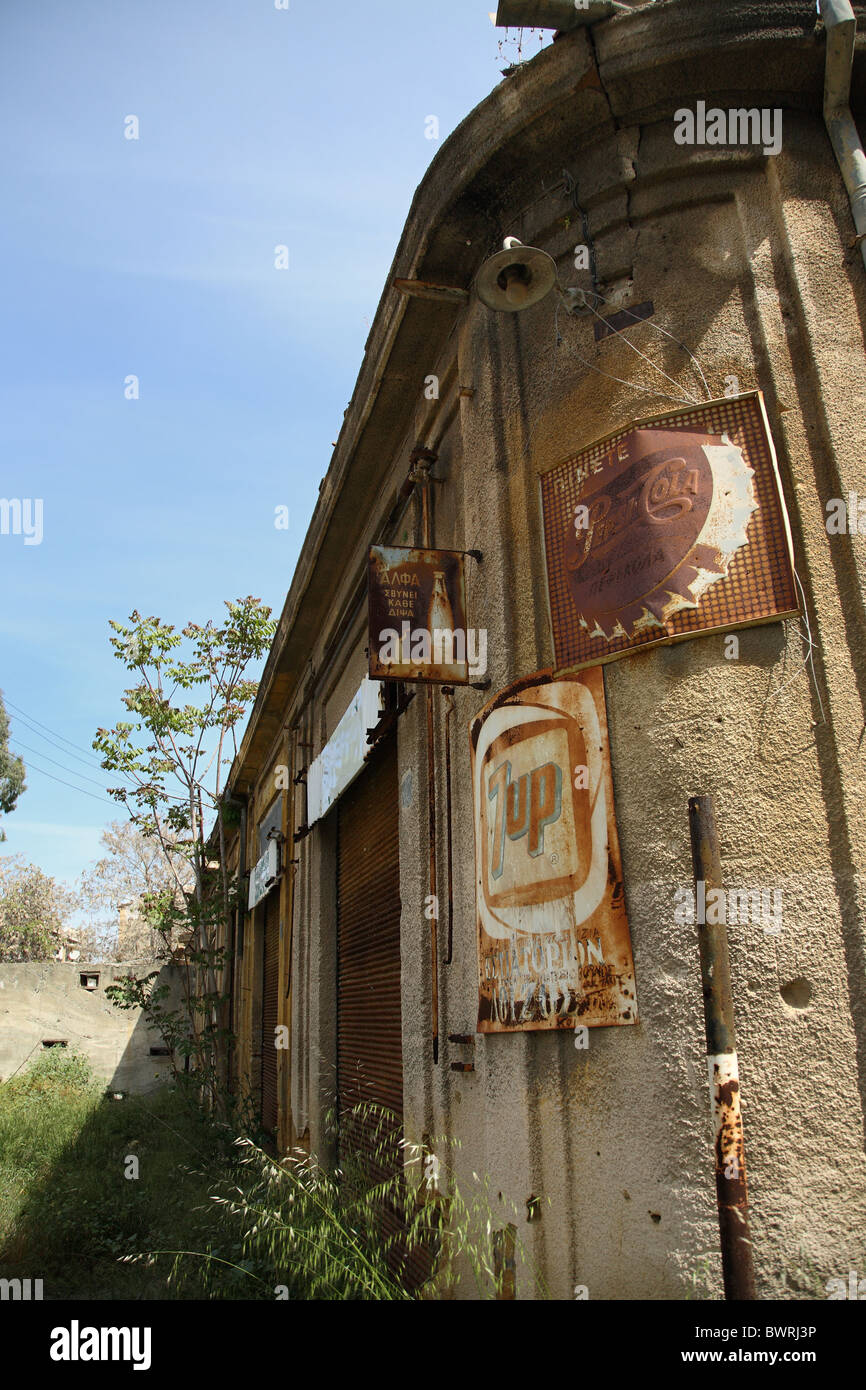 Rostige Werbeschilder an einer Hauswand, Nicosia, Zypern Stockfoto