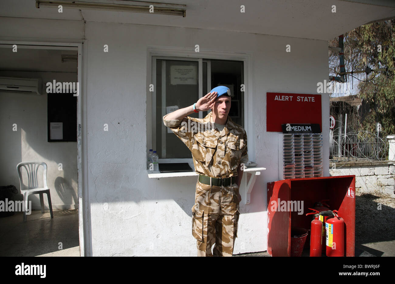 UN-Wache vor dem Hauptsitz der UNFICYP, Nicosia, Zypern Stockfoto