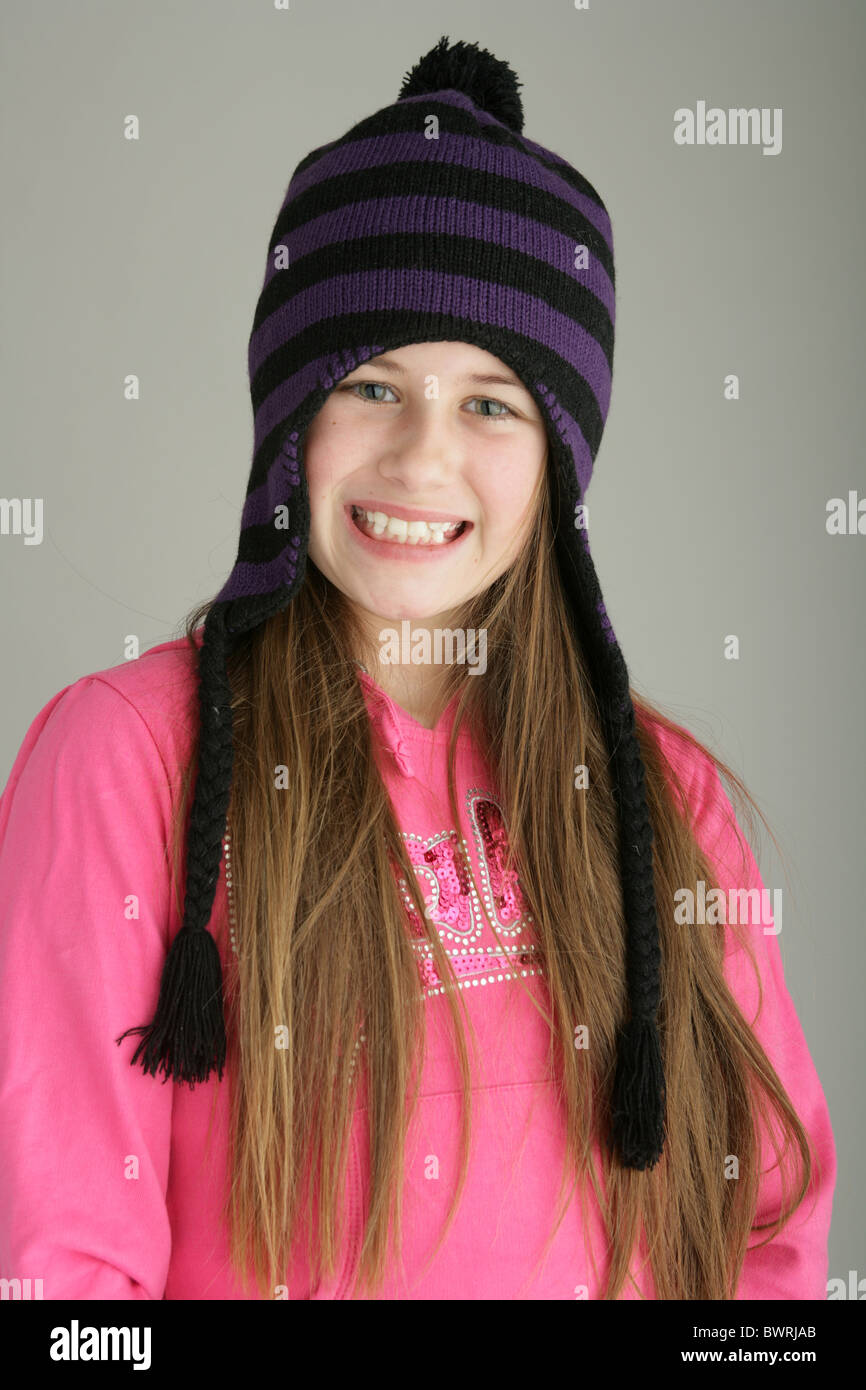 Porträt eines zehnjährigen Mädchens tragen eine Wollmütze Stockfoto