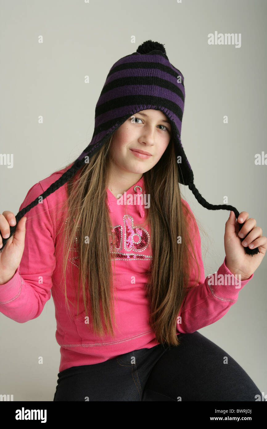 Zehn Jahre altes Mädchen tragen eine Wollmütze Stockfoto