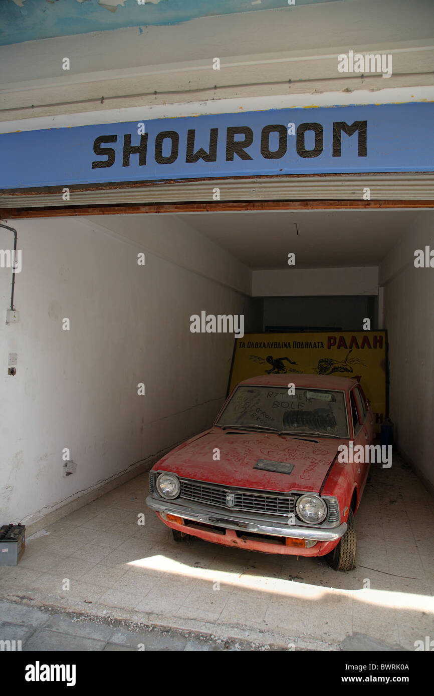 Eine staubige Auto in Maple House, ehemaliger Sitz der kanadischen UN-Soldaten, Nicosia, Zypern Stockfoto