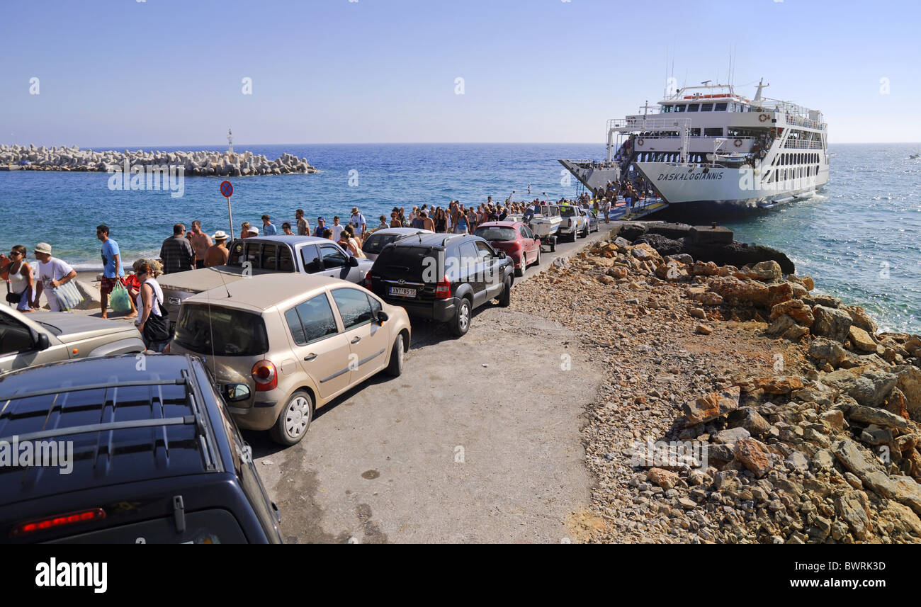 Auto-Warteschlange zur Fähre in den Hafen von Chora Sfakion, Crete Stockfoto