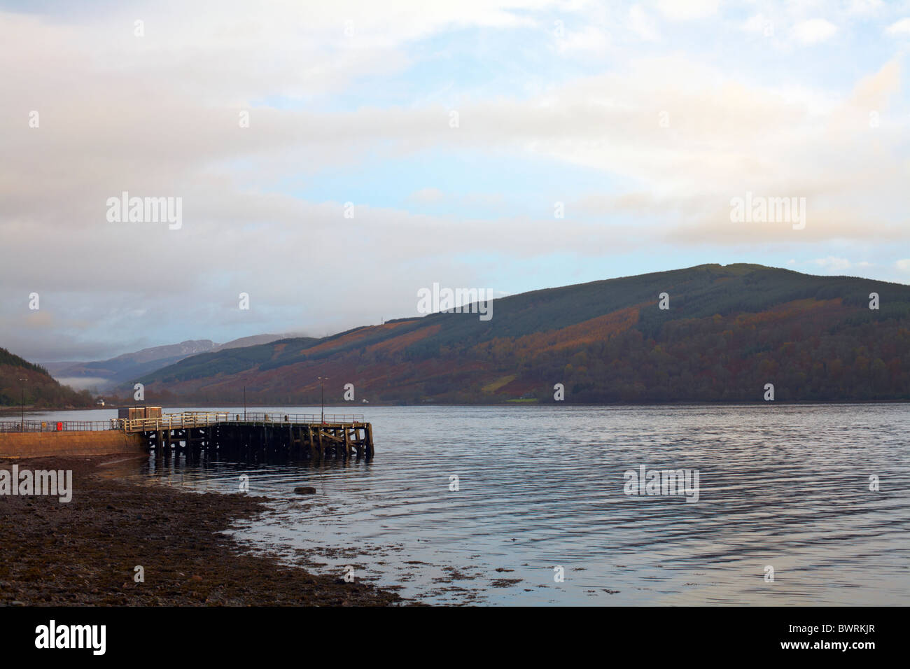 Blick nach Nordosten über den Pier und Loch Shira, Inveraray, Schottland Stockfoto