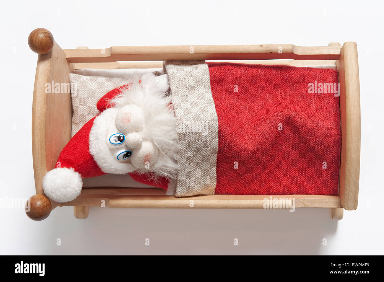 GNOME schlafen in hölzerne Wiege isoliert auf weißem Hintergrund Stockfoto