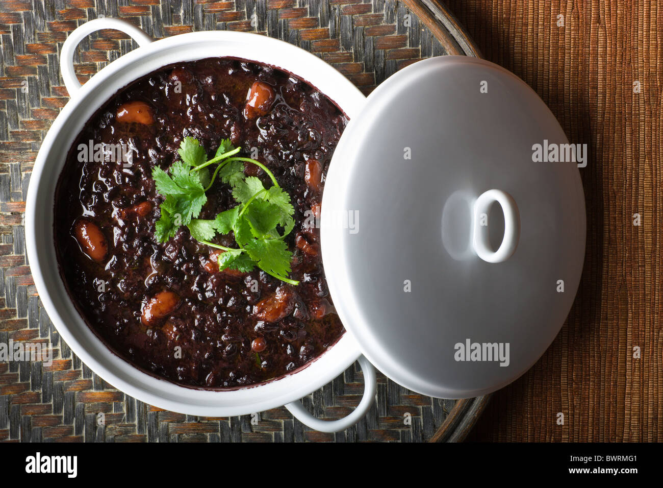 Schwarzer Reis und roten Bohnen Eintopf mit Kokosmilch und Koriander. Stockfoto