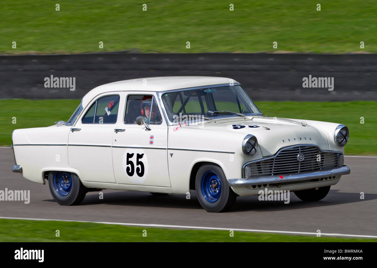 1959 Ford Zephyr MkII mit Fahrer Alistair Dyson bei der 2010 beim Goodwood Revival, Sussex, England, UK. Str. Marys Trophy Rennen. Stockfoto