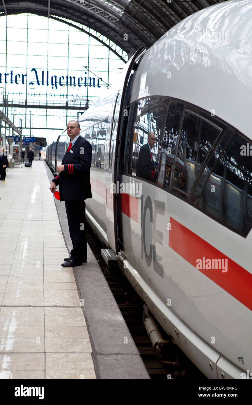 Eine Deutsche Bahn-Mitarbeiter stehen vor einem Eis, Frankfurter Hauptbahnhof, am Frankfurt Main, Hessen, Deutschland, Europa Stockfoto