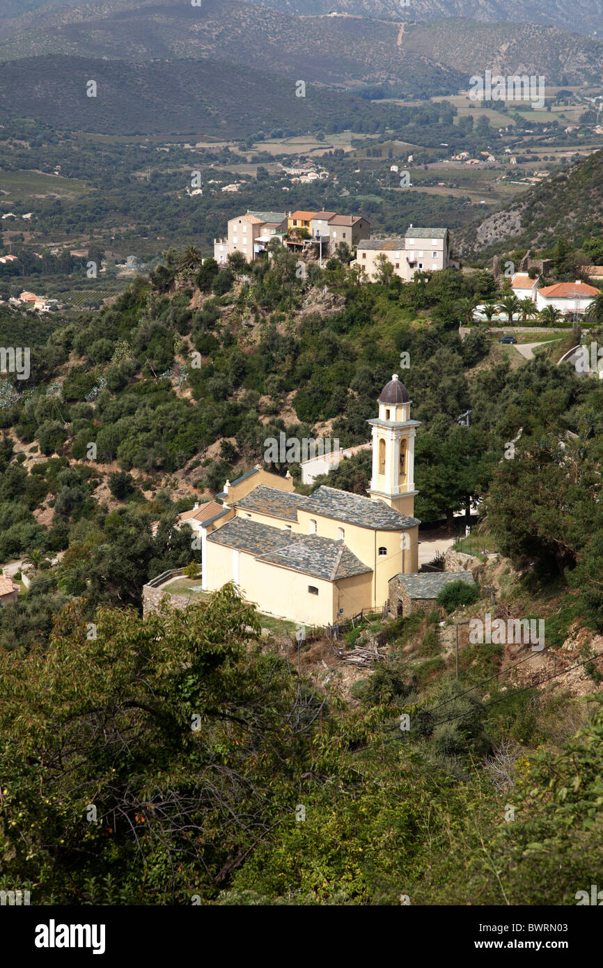 Barocken Eglise mit Dorf am Poggio d'Oletta Corsica Stockfoto