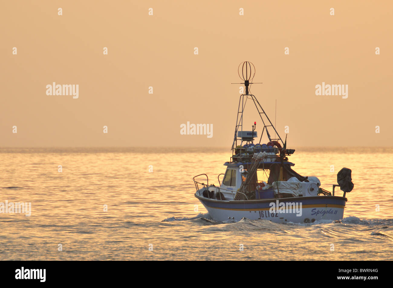 Angeln-Schiff bei Sonnenuntergang in Capraia Insel, Toskana, Italien Stockfoto