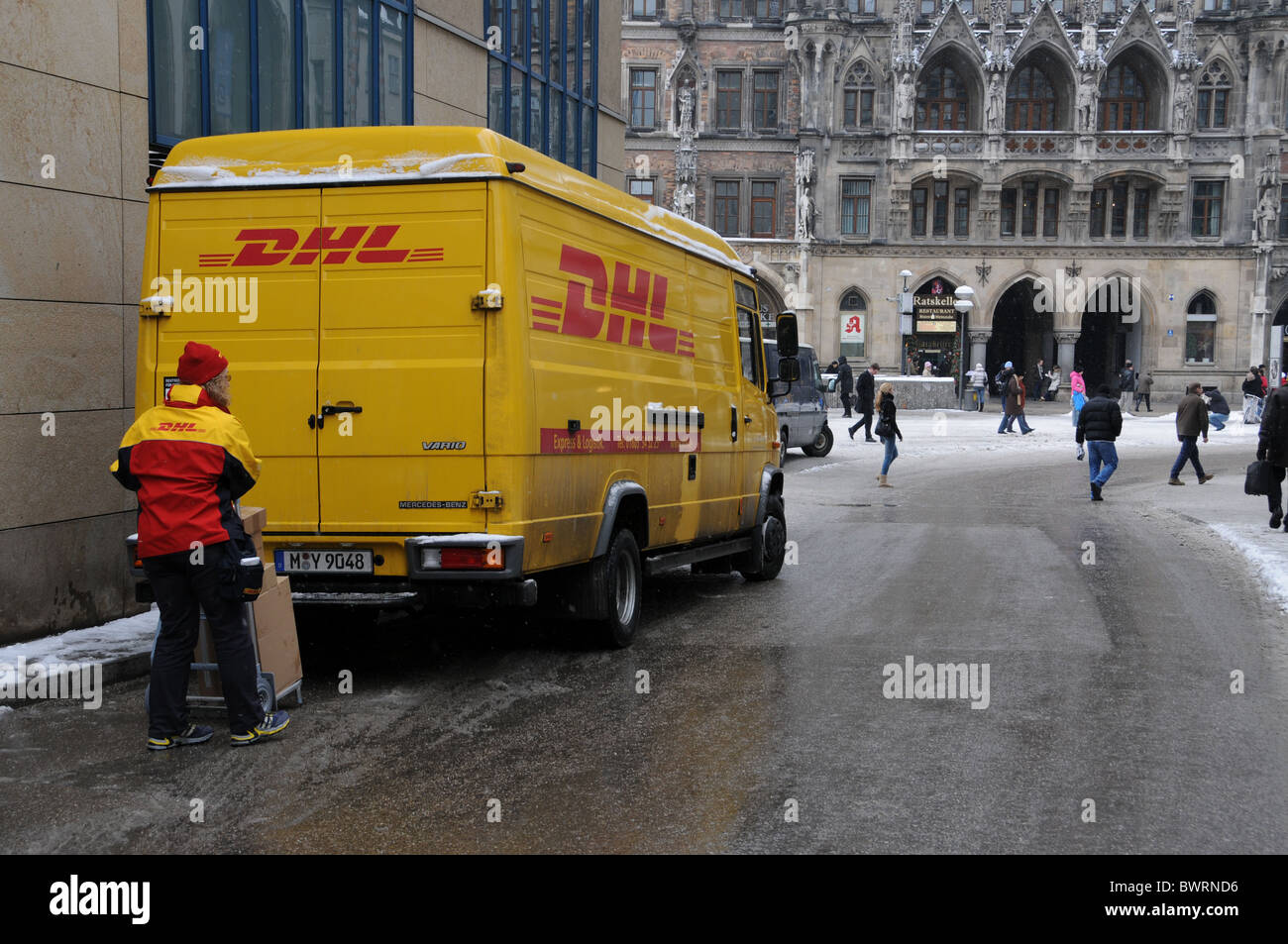 DHL-Service an einem Wintertag in München Stockfoto