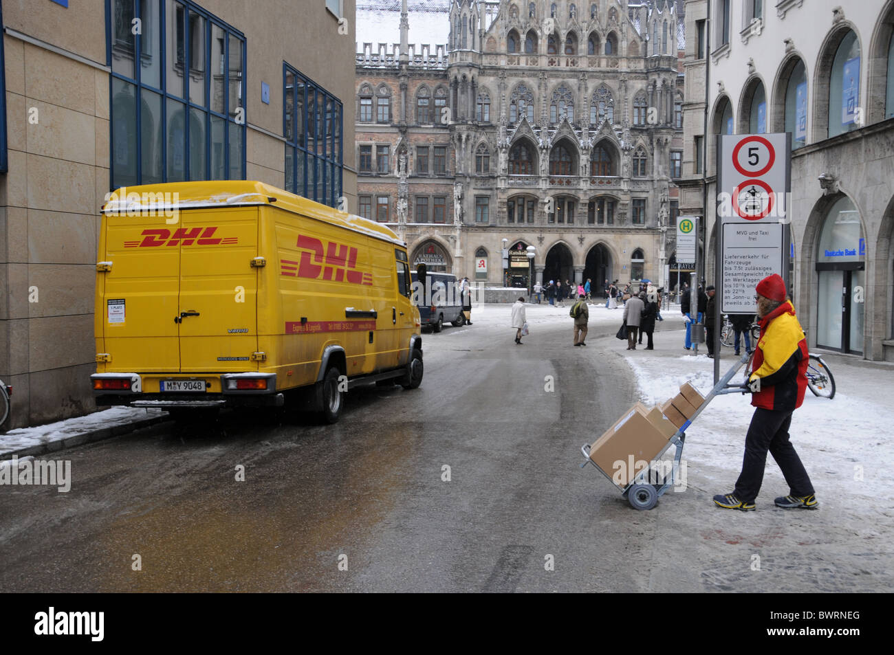 DHL Paketdienst an einem Wintertag in München Stockfoto