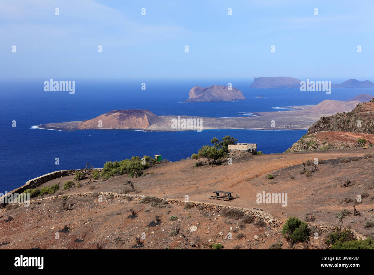 Blick vom Risco de Famara, Mirador del Bosquecillo, vor den Inseln La Graciosa, Montaña Clara und Alegranza Stockfoto