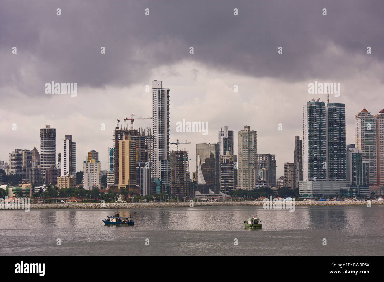 PANAMA CITY, PANAMA - Skyline und Boote, die Innenstadt von Panama-Stadt, Marbella und Bella Vista Nachbarschaften. Stockfoto