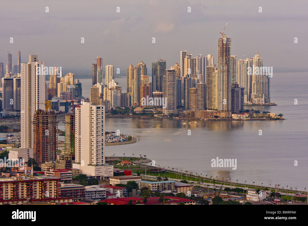 PANAMA CITY, PANAMA - Panama-Stadt Skyline, Hochhäuser in Paitilla Punkt oben rechts. Stockfoto