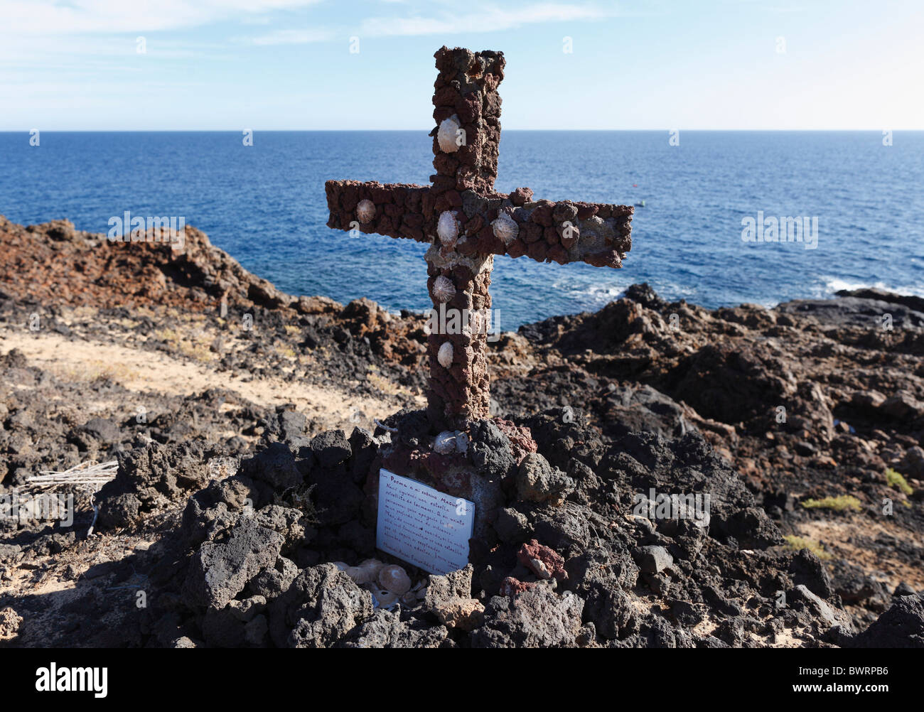 Kreuz gemacht von vulkanischen Gesteinen in der Nähe von Los Cocoteros, Lanzarote, Kanarische Inseln, Spanien, Europa Stockfoto