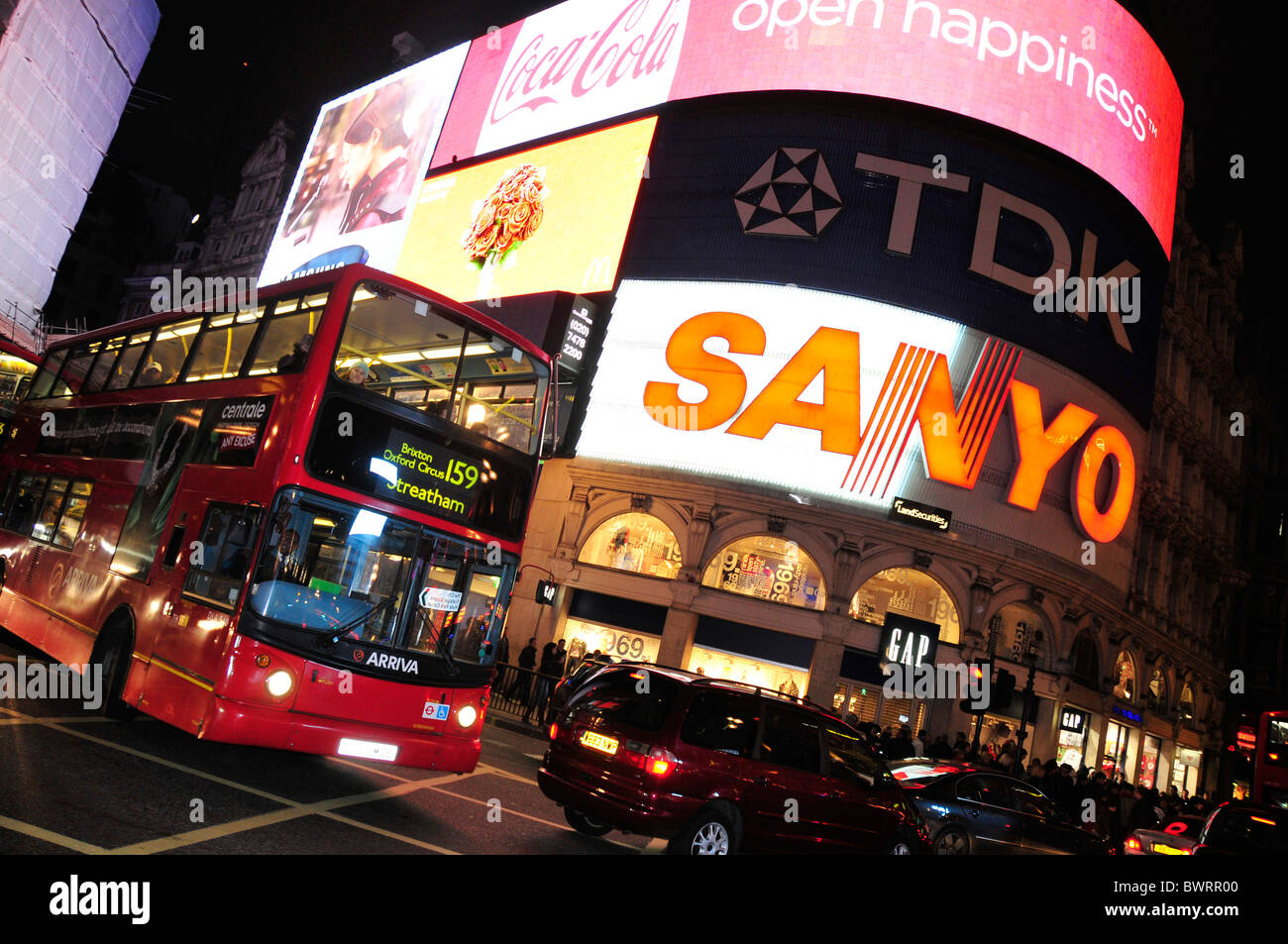 Roten Doppeldecker-Bus vor Neon Schilder am Piccadilly Circus bei Nacht, London, England, United Kingdom, Europe Stockfoto
