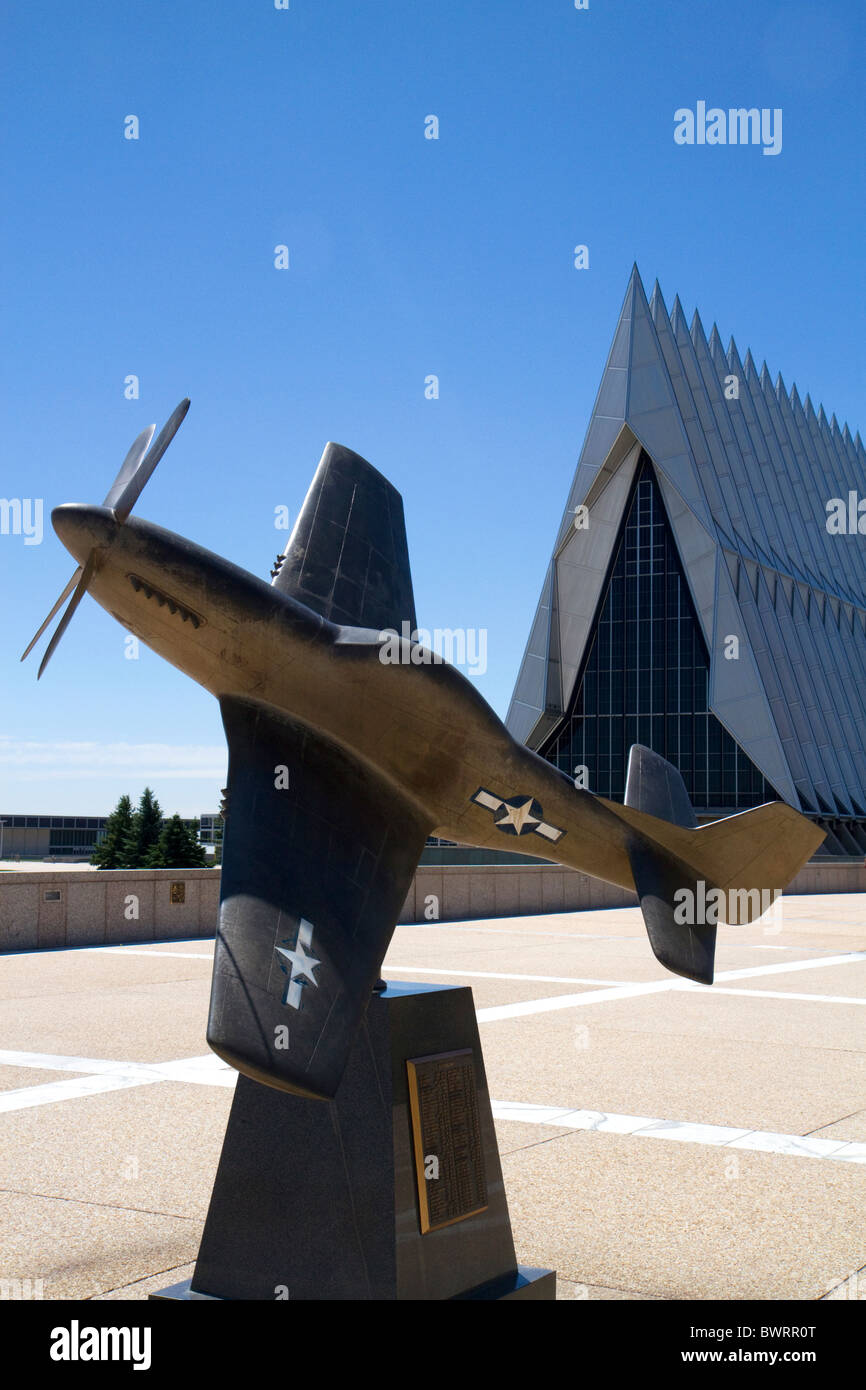 Bronze-Skulptur des Oldtimer WW11-Flugzeuge vor der Kadetten Kapelle bei der Air Force Academy, Colorado Springs, Colorado, USA Stockfoto