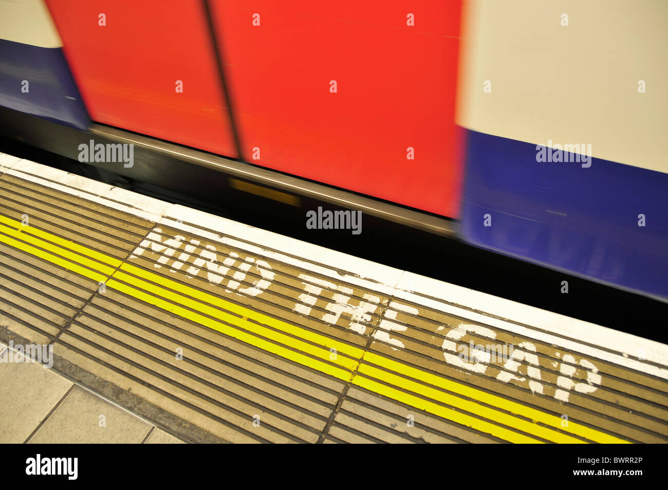U-Bahn fahren in das "Monument" Station, London, England, Vereinigtes Königreich, Europa Stockfoto