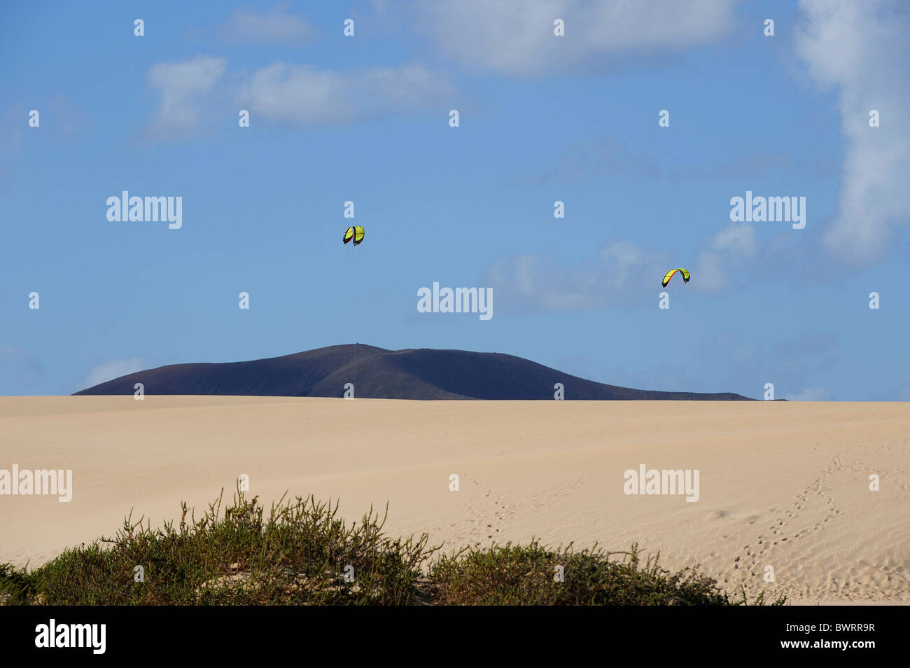 Kitesurfer Praxis im Nationalpark Dünen von Corralejo, Fuerteventura, Kanarische Inseln, Spanien, Europa Stockfoto