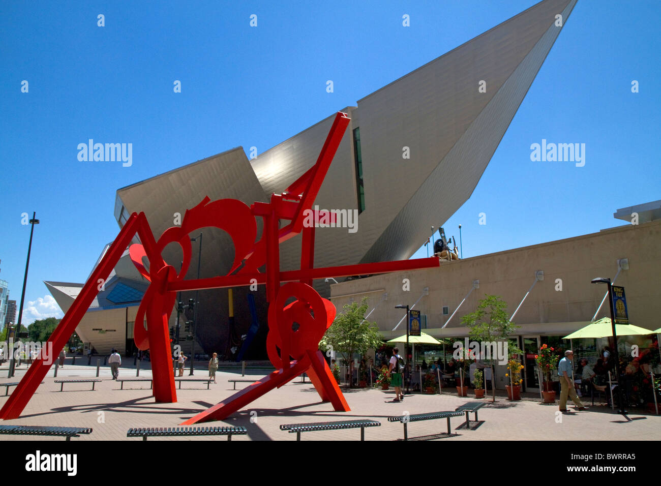 Lao Tzu Kunst im öffentlichen Raum-Skulptur von Mark di Suveros vor Denver Art Museum in Denver, Colorado, USA. Stockfoto
