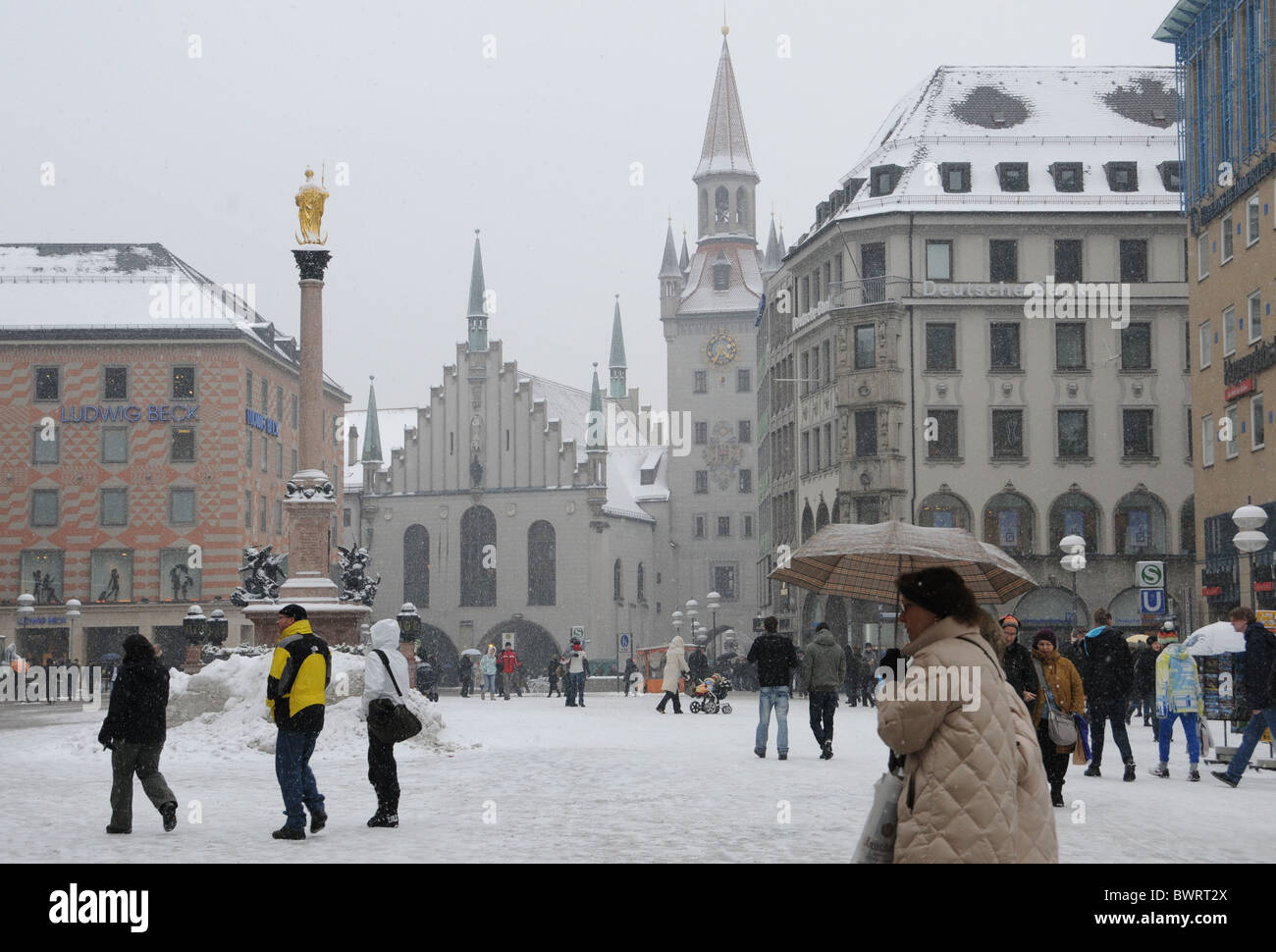 Schnee auf dem Marienplatz in München Stockfotografie Alamy
