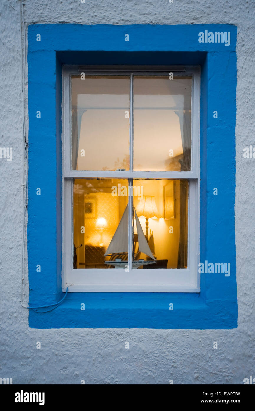 Beleuchtete Fenster mit Miniatur-Segelboot, Schottland, Vereinigtes Königreich, Europa Stockfoto