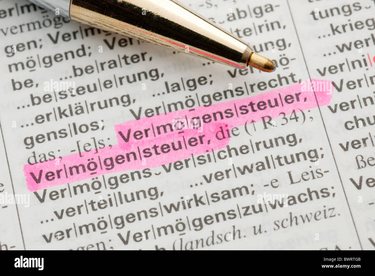 Wörterbucheintrag, Vermoegenssteuer, Deutsch für Grundsteuer Stockfoto