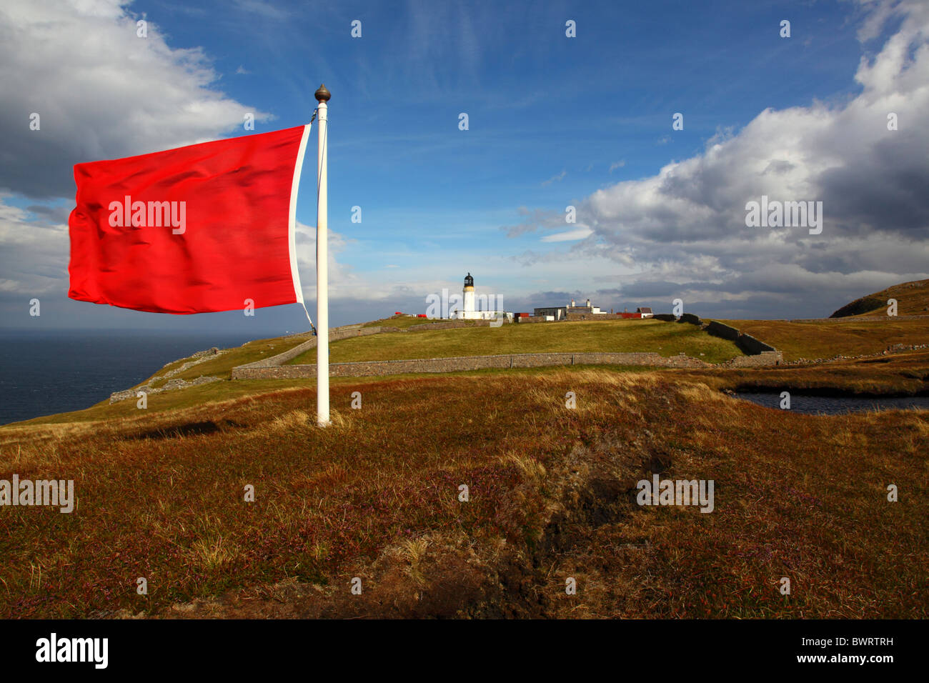 Rote aktive Warnung Flagge für MOD Schießplatz am Cape Wrath Leuchtturm, Sutherland, Far North West Schottland, Highlands, UK. Stockfoto