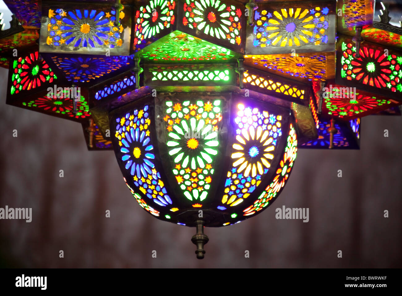 Schöne bunte Arabische Lampe, Messing mit farbigem Glas. Stockfoto