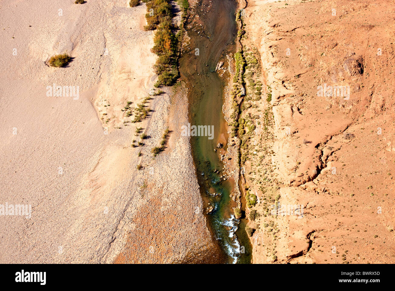 Luftbild von Wüstenlandschaften und Fluss in der Wüste Sahara in Marokko. Stockfoto