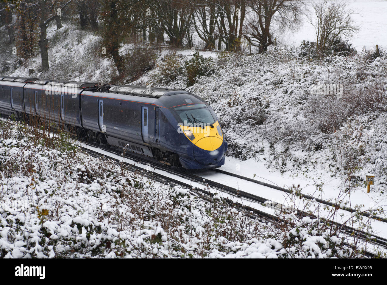 Ein Zug, der durch die verschneiten Kent Winterlandschaft Stockfoto