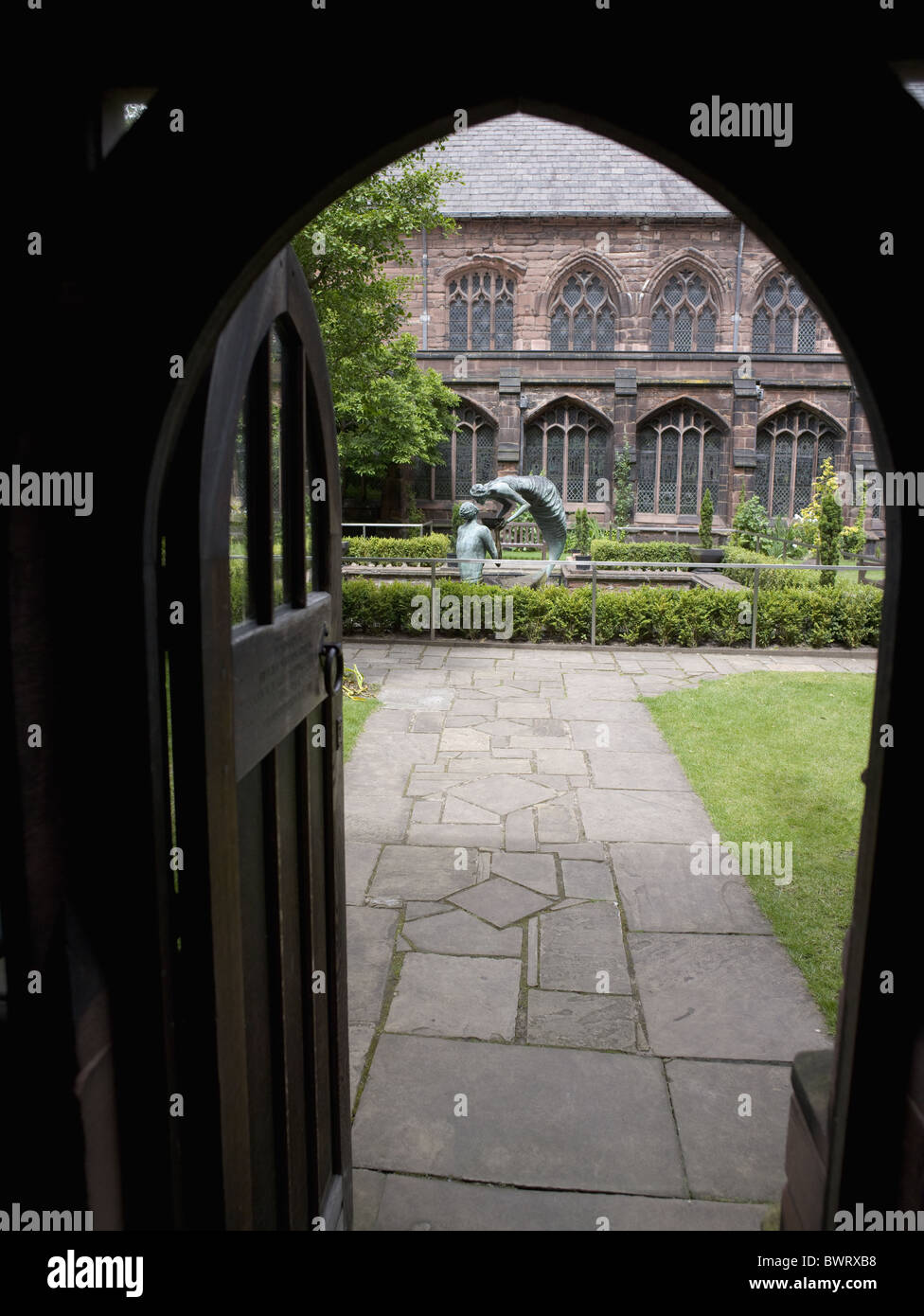 Chester Kathedrale Kreuzgang Tür & Garten Stockfoto