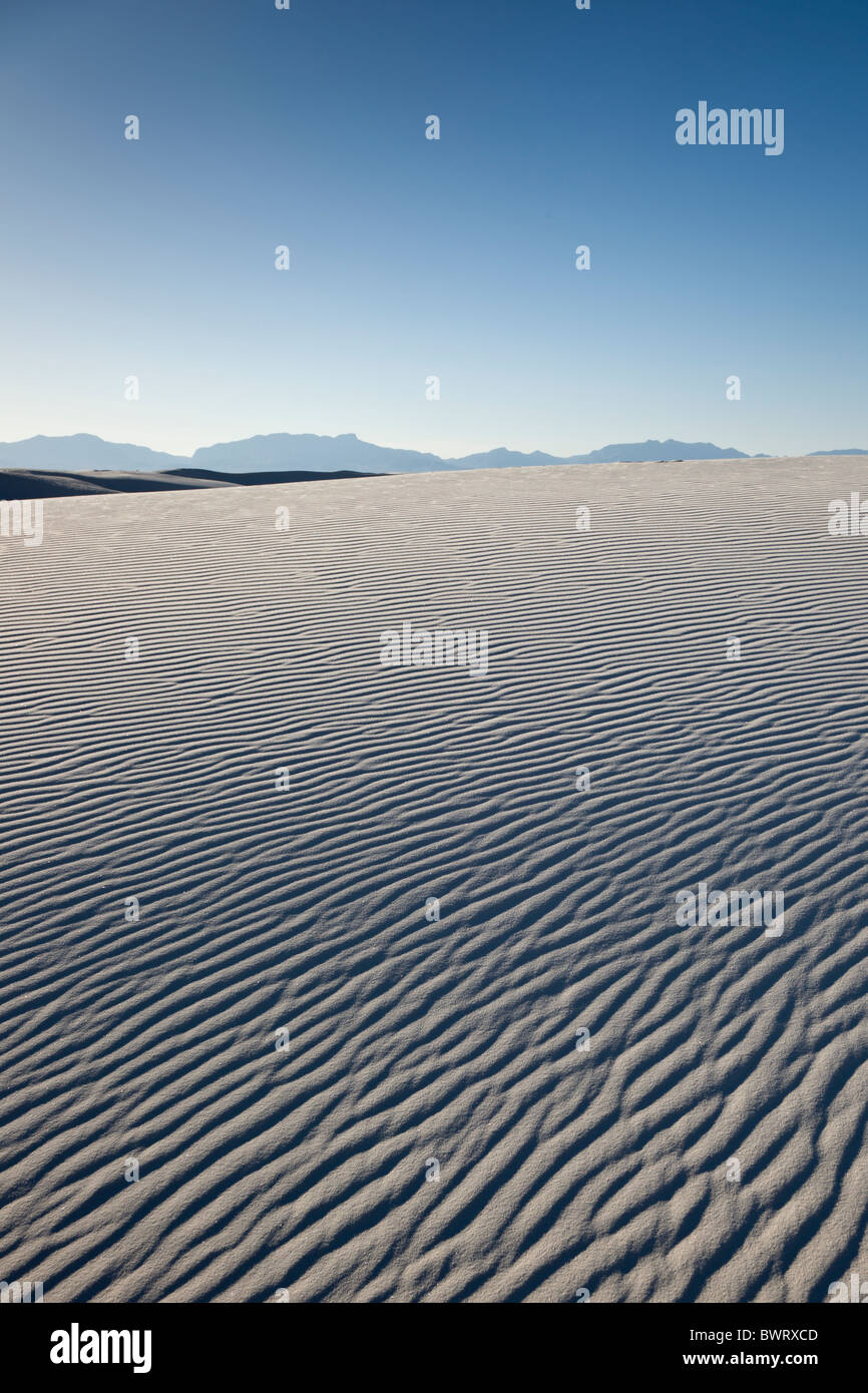 Muster gebildet durch den Wind in den weißen Gips Sanddünen von White Sands National Monument in Alamogordo, New Mexico, USA. Stockfoto