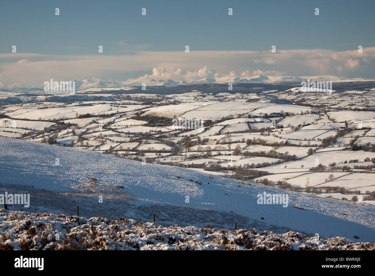 Die verschiedenen Bergketten der Snowdonia im Winter, von links nach rechts, Snowdon, Moel Siabod, Glyderau und Carneddau Stockfoto