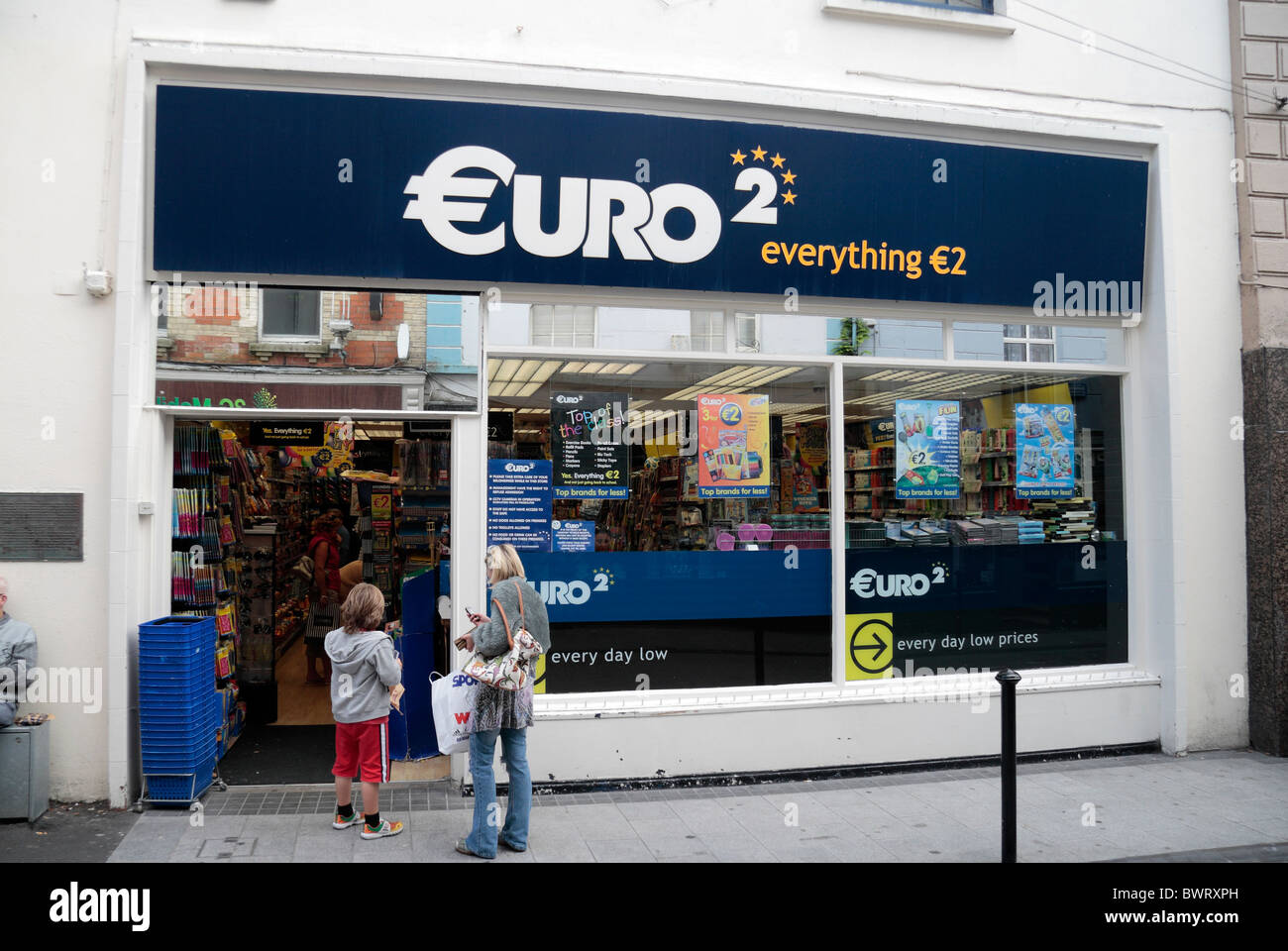 Shop-Eingang in den Euro 2 laden (alles 2 Euro) auf Main Street, Wexford Town, Co. Wexford, Irland (Eire). Stockfoto