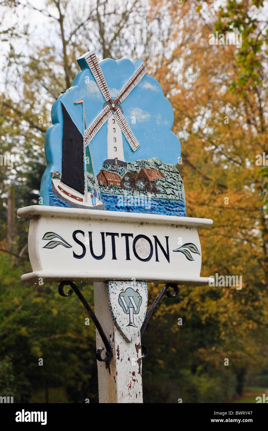 Sutton, Norfolk, England, Vereinigtes Königreich, Europa. Reich verzierte Dorf Schild mit Windmühle und lokale Besonderheiten der Broads Stockfoto