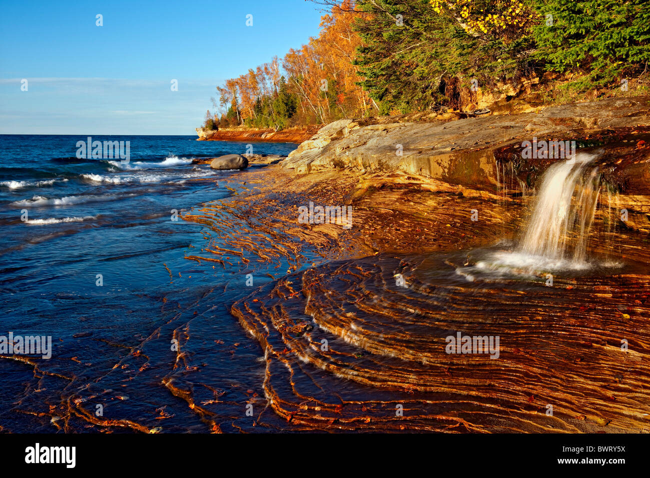 Bergleute Strand Wasserfall in der abgebildeten Rocks National Lakeshore schwappt in Lake Superior und Michigans obere Halbinsel. Stockfoto