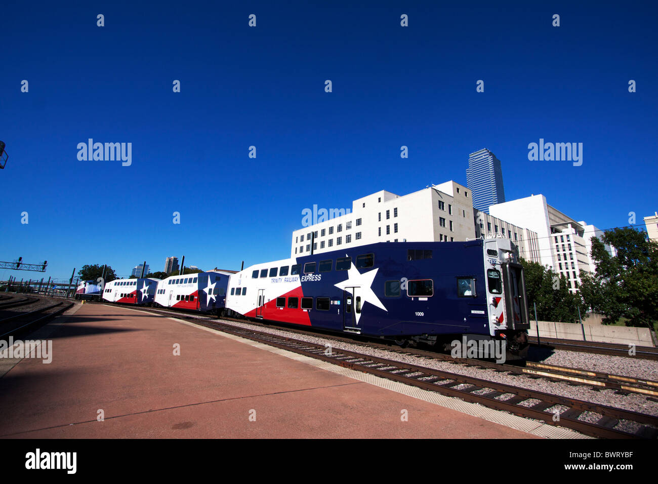 Die Trinity Railway Express zieht zur Union Station in Dallas, Texas. Stockfoto