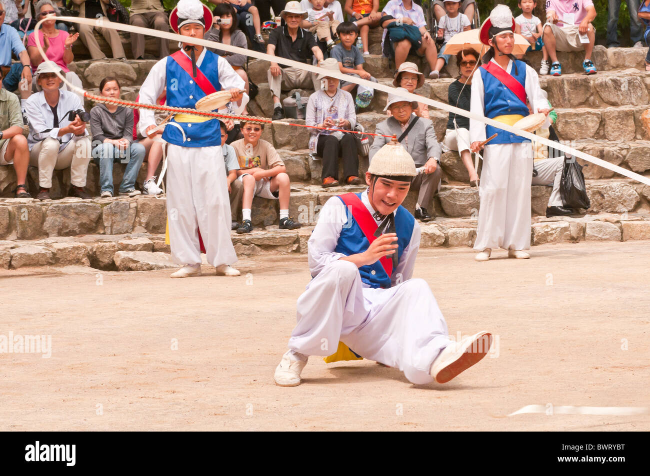 Mitglieder von einer traditionellen Bauern Tanzgruppe, Korean Folk Village, Suwon, Südkorea Stockfoto