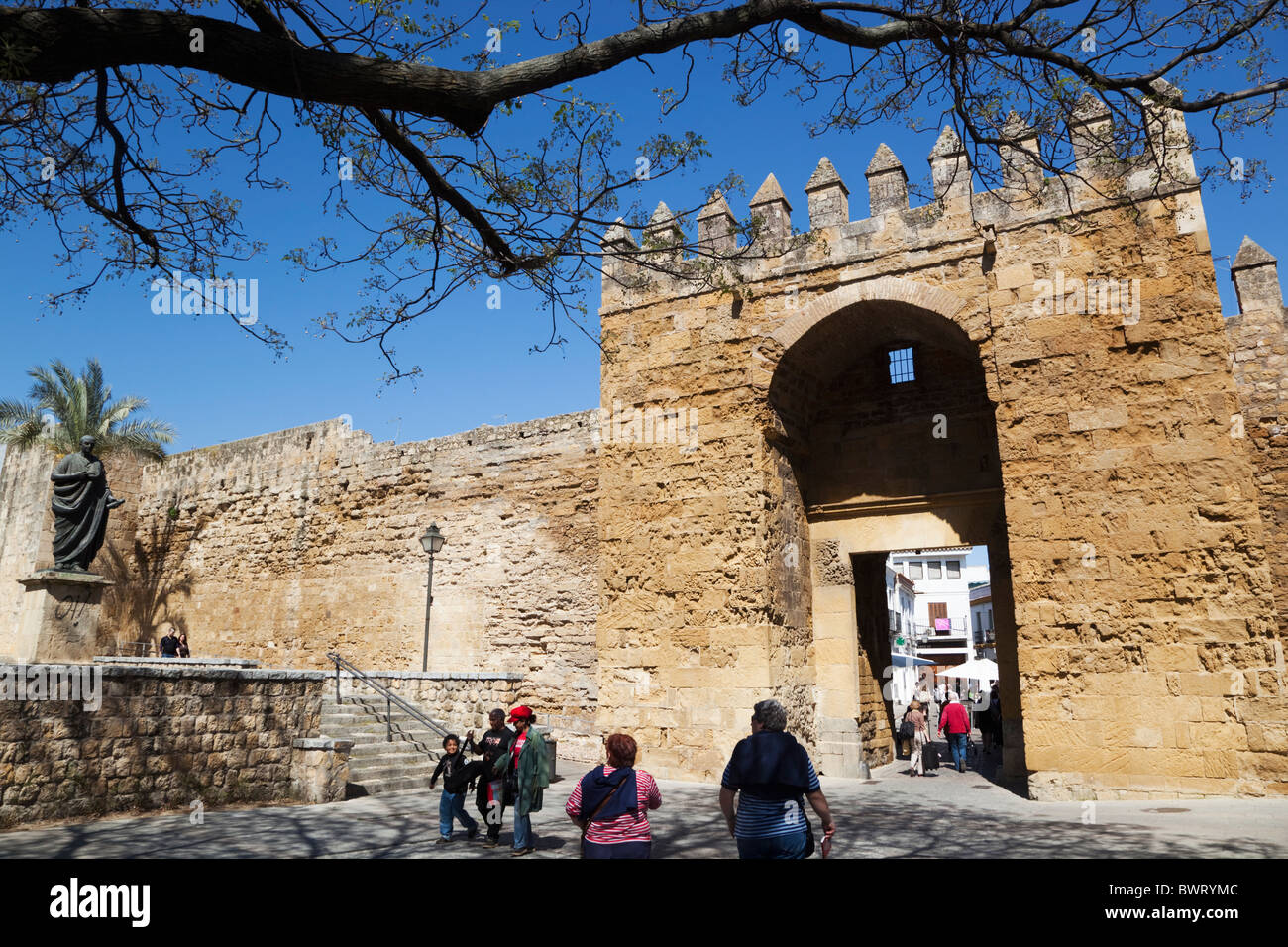 Puerta de Almodovar und Stadtmauern. Cordoba, Provinz Córdoba, Spanien. Stockfoto