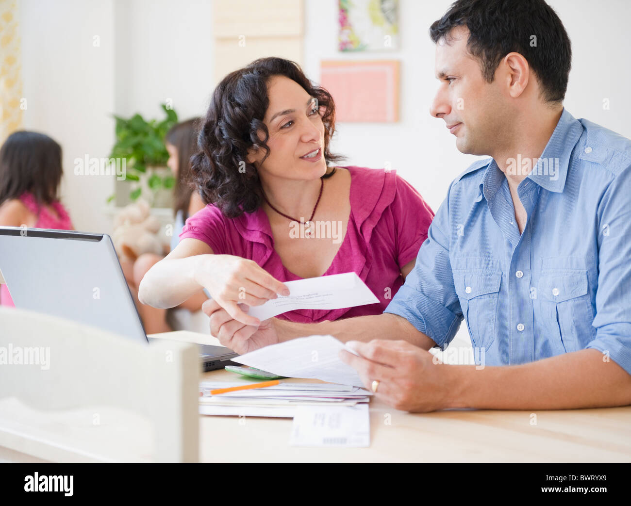 Mann und Frau bezahlen Rechnungen online mit laptop Stockfoto