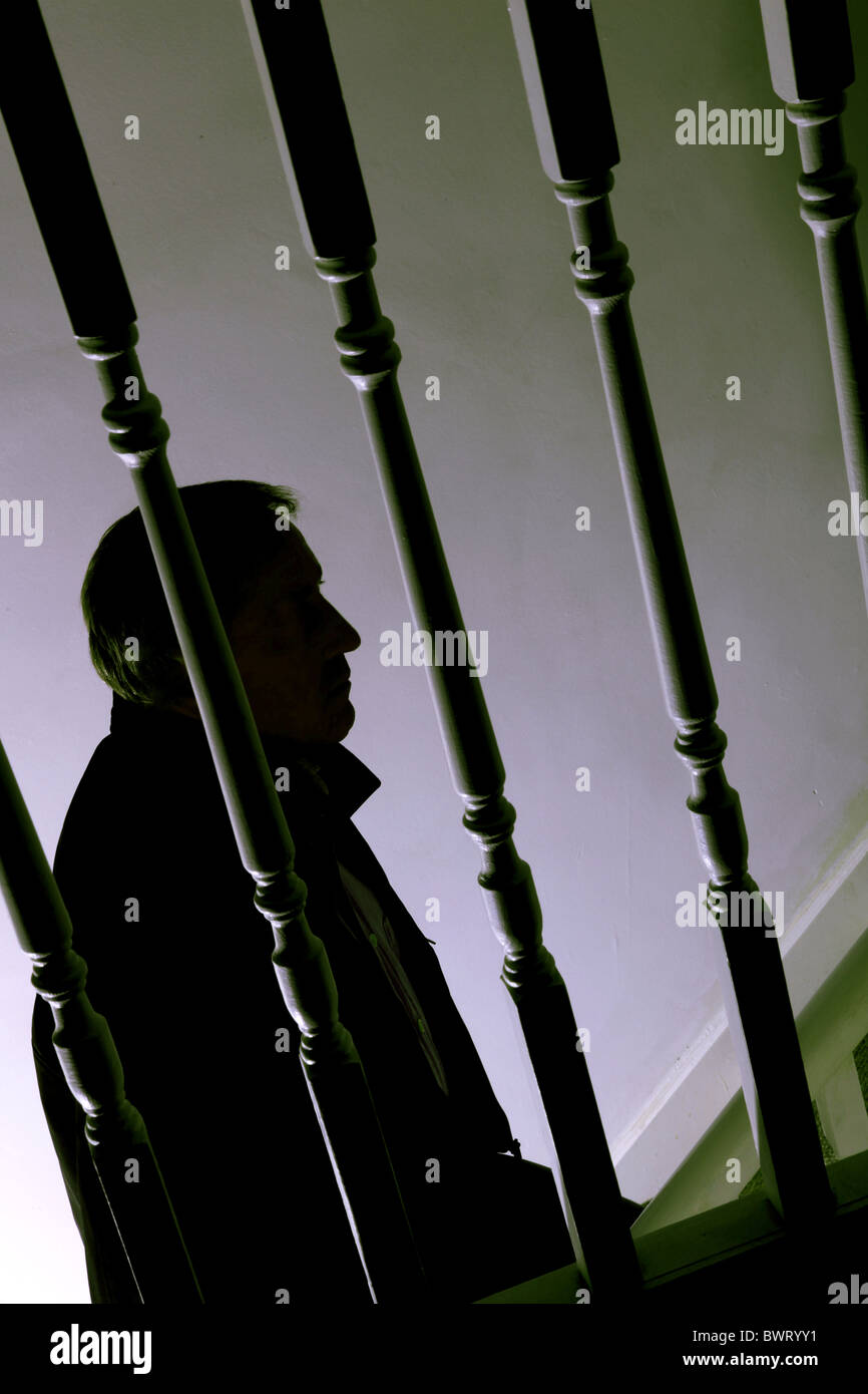Silhouette eines Mannes zu Fuß eine dunkle Treppe Stockfoto