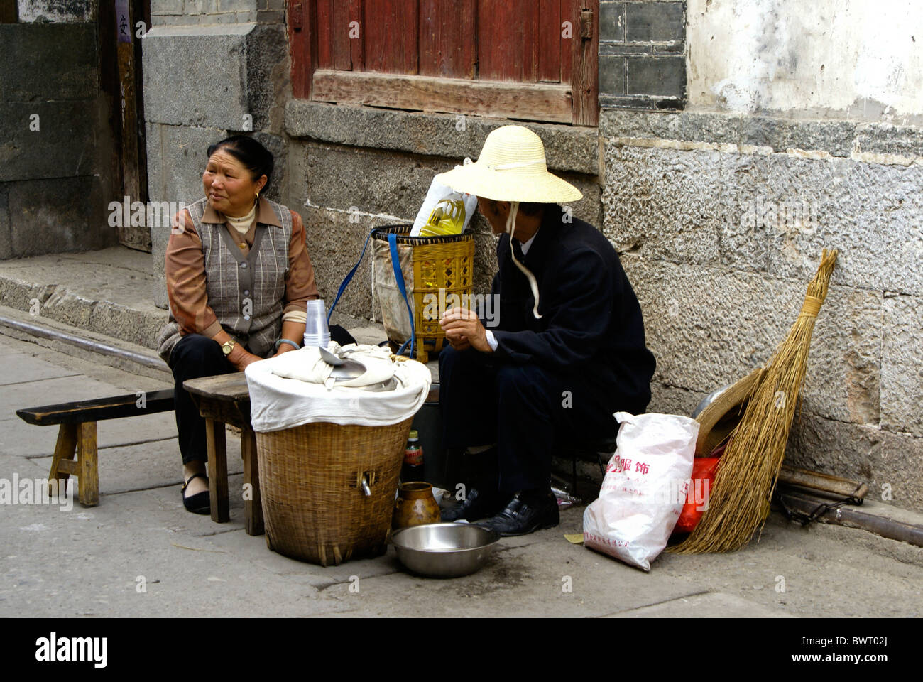 Paar, Verkauf von Getränken auf Straße, Xizhou, Yunnan, China Stockfoto